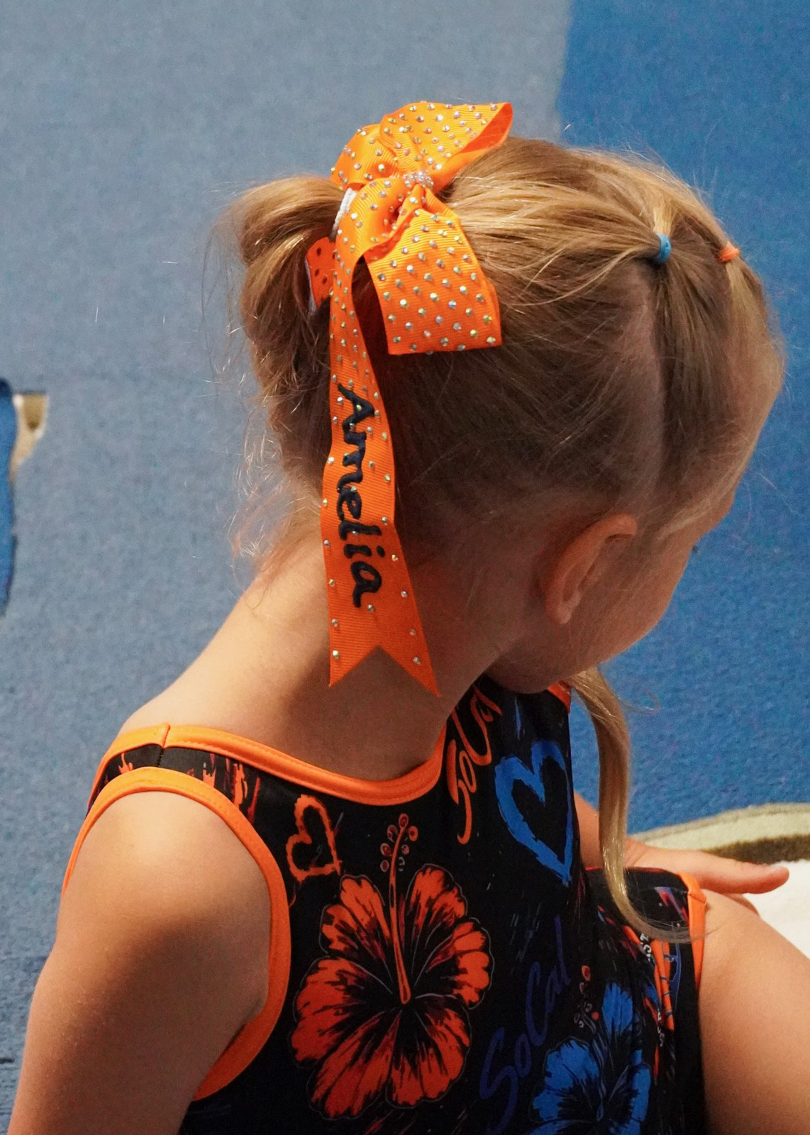 Athlete wearing an orange hair bow